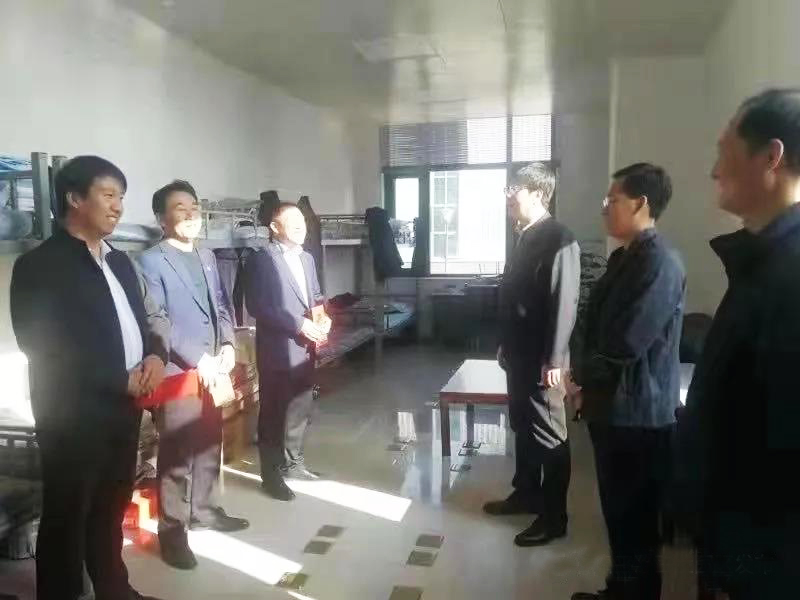 工業(yè)園區(qū)管委會(huì)、泓源公司慰問園區(qū)機(jī)關(guān)保安門衛(wèi)等一線人員(圖2)